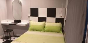 เตียงในห้องที่ Benjamas hostels