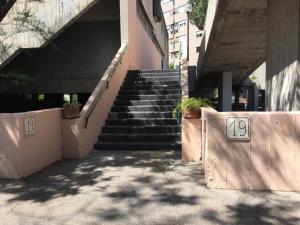 un conjunto de escaleras en un edificio con números en él en B&B Birba, en Roma