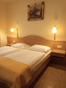 Posteľ alebo postele v izbe v ubytovaní Adlerhof