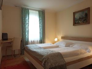 Posteľ alebo postele v izbe v ubytovaní Adlerhof