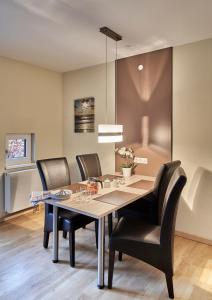uma sala de jantar com mesa e cadeiras em Haus Scharhoern_Riff _ Fewo 15 em Cuxhaven