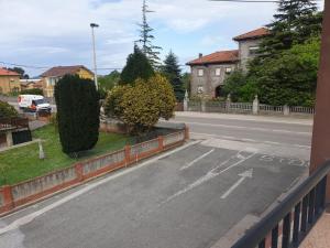 HinojedoにあるEl Bodegon de Luisの家と柵の空き道