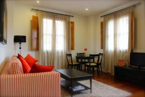 uma sala de estar com um sofá e uma mesa em Casa Urbana Adolfo em Toledo