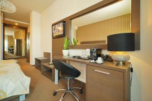 ein Schlafzimmer mit Schreibtisch, Stuhl und Bett in der Unterkunft HOTEL CENTRUM with free parking in Nitra
