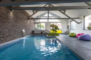 Piscina a Gîte " Au Coeur de la Cité Romane " o a prop