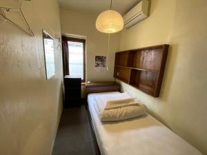 En eller flere senge i et værelse på Nomad Hostel Classic
