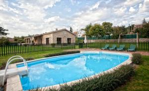 a swimming pool in the yard of a house at Casa A Pedriña in Amés