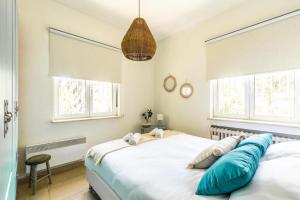 耶路撒冷的住宿－Molho 2BR for 6 guests，一间卧室设有两张床和两个窗户。