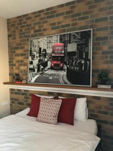 a wall with a picture of a double decker bus at APARTAMENTY ISKRA in Jemielnica