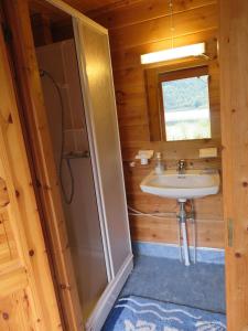 y baño con lavabo y ducha. en Kalvatn Turistsenter en Austefjorden
