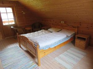 a bedroom with a bed in a wooden cabin at Kalvatn Turistsenter in Austefjorden