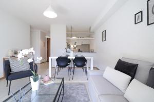 sala de estar con sofá y mesa en Modern apartment close to Martigny train station, en Martigny-Ville