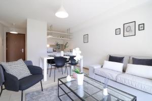 Ruang duduk di Modern apartment close to Martigny train station