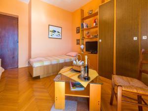 Una habitación con una cama y una mesa en una habitación en Apartment MAZOR, en Crikvenica