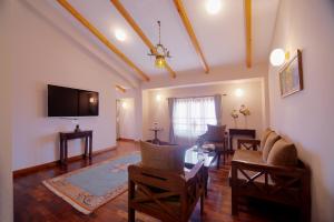 un soggiorno con un divano e una TV di Hotel Bhadgaon a Bhaktapur