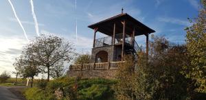 Fotografie z fotogalerie ubytování Ferienwohnung An der Dorfmauer v destinaci Sommerach