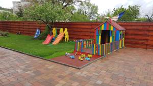 un parco giochi per bambini con un parco giochi in un cortile di Casa SOL a Turda