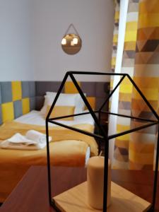 Habitación con cama y mesa con velas en Platinum, en Budzyń