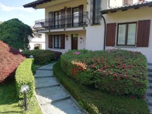 A garden outside Villa Azalea