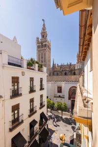 Blick auf ein Gebäude mit einem Uhrturm in der Unterkunft Casa Antica by Valcambre in Sevilla