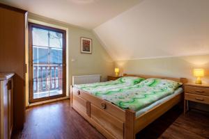イェゼルスコにあるChalupa Josta - 4 spálne - 3 kúpeľne - krytý altánok - skibus zastávka - wifiの大きなベッドと窓のある寝室 +10枚の写真