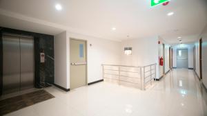 um corredor de um edifício com uma escada e uma porta em The Willing Hotel and Residence em Lak Si