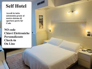 Postel nebo postele na pokoji v ubytování Hotel Malpensafiera