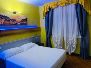 Postel nebo postele na pokoji v ubytování Hotel Malpensafiera