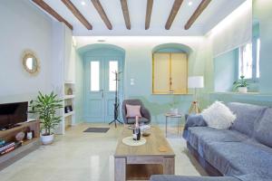ein Wohnzimmer mit einem Sofa und einem Tisch in der Unterkunft The Place Old Town Apartment in Korfu-Stadt