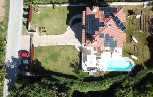 una vista aérea de una casa con piscina en Evmorfes Villas en Polýgyros