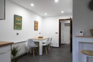 a kitchen and dining room with a table and chairs at Casa de la Abuela en el Camino de Santiago a Finiesterre in Negreira