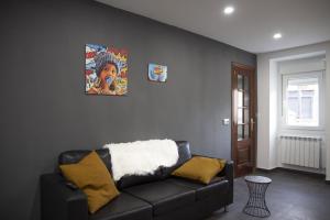 a living room with a couch and a picture on the wall at Casa de la Abuela en el Camino de Santiago a Finiesterre in Negreira