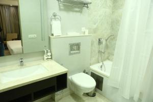 Baðherbergi á Keys Lite by Lemon Tree Hotels, Mayfield, Gurgaon