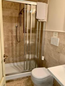 uma casa de banho com um chuveiro, um WC e um lavatório. em Stefania Townhouse em Montepulciano