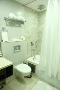 Baðherbergi á Keys Lite by Lemon Tree Hotels, Mayfield, Gurgaon