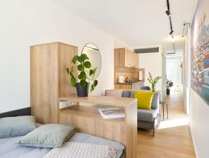 een woonkamer met een bed en een tafel bij Modern ausgebauter Überseecontainer als Tiny House in Wertheim
