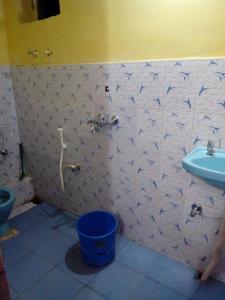 uma casa de banho com um WC, um lavatório e um balde em Vamoose Tragopan em Aritar