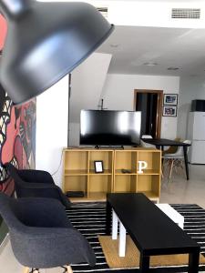 TV a/nebo společenská místnost v ubytování Apartamentos Élite - Art Collection - Pablo