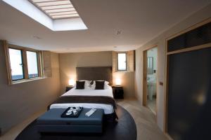 1 dormitorio con 1 cama grande y 1 maleta azul en Roch Castle, en Roch
