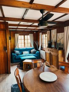 ein Wohnzimmer mit einem Tisch und einem blauen Sofa in der Unterkunft Le gîte Martin in Dinant
