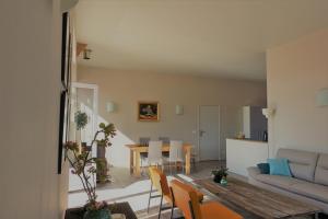 een woonkamer met een bank en een tafel bij Gîte le Seringa in Sousceyrac