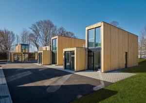 een gebouw met glazen deuren in een park bij Modern ausgebauter Überseecontainer als Tiny House in Wertheim