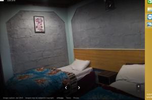 um pequeno quarto com duas camas num quarto em Hunza Huts Duikar Altit em Baltit