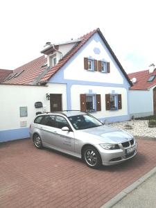 un coche plateado estacionado frente a una casa en Ubytování Otín, en Jindřichův Hradec