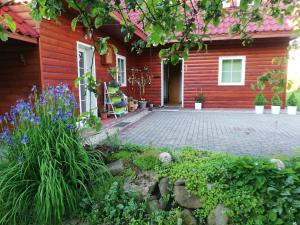 ein rotes Haus mit einem Garten davor in der Unterkunft Chalupa Barborka in Stará Bystrica