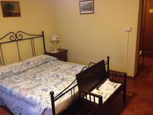 1 dormitorio con 1 cama con edredón azul y blanco en Agriturismo La Marletta, en Imola