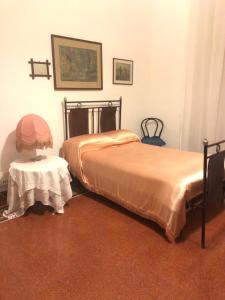 a bedroom with two beds and a table at Guesthouse City Center in Bari