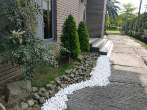 五結鄉的住宿－水連天日式庭院 ，房屋旁的白色岩石花园