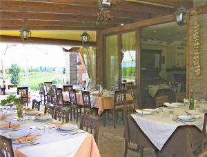 un comedor con mesas y sillas y una ventana en Agriturismo La Marletta, en Imola