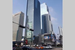 ソウルにあるGangnam Samseong coexmall SSの高層ビルや車が並ぶ街